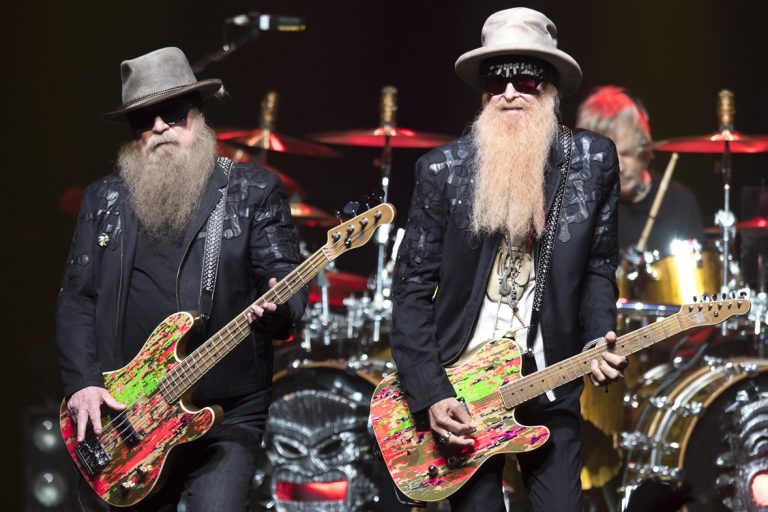 Οι θρυλικοί ZZ Top, ο μπασίστας Dusty Hill και ο κιθαρίστας Billy Gibbons στη σκηνή του Auditorium Stravinski στο πλαίσιο του 53ου Φεστιβάλ τζαζ του Μοντρέ στην Ελβετία, 2 Ιουλίου 2019