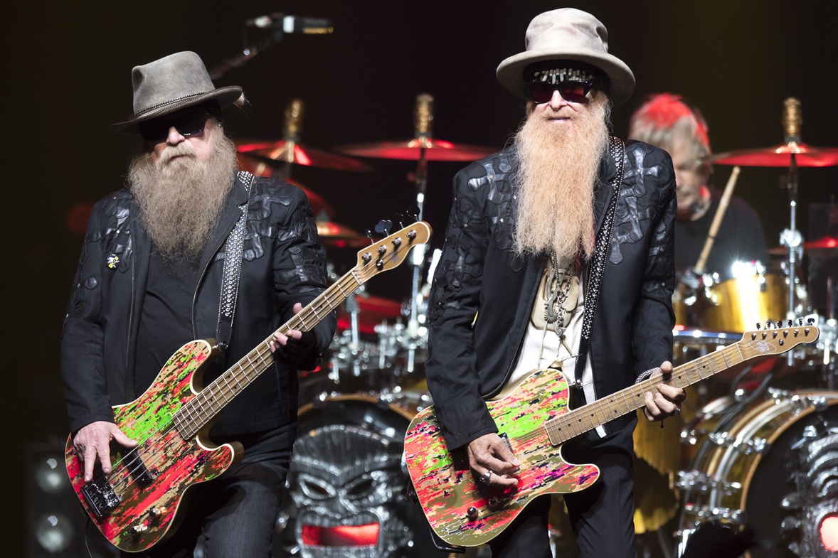 Οι θρυλικοί ZZ Top, ο μπασίστας Dusty Hill και ο κιθαρίστας Billy Gibbons στη σκηνή του Auditorium Stravinski στο πλαίσιο του 53ου Φεστιβάλ τζαζ του Μοντρέ στην Ελβετία, 2 Ιουλίου 2019