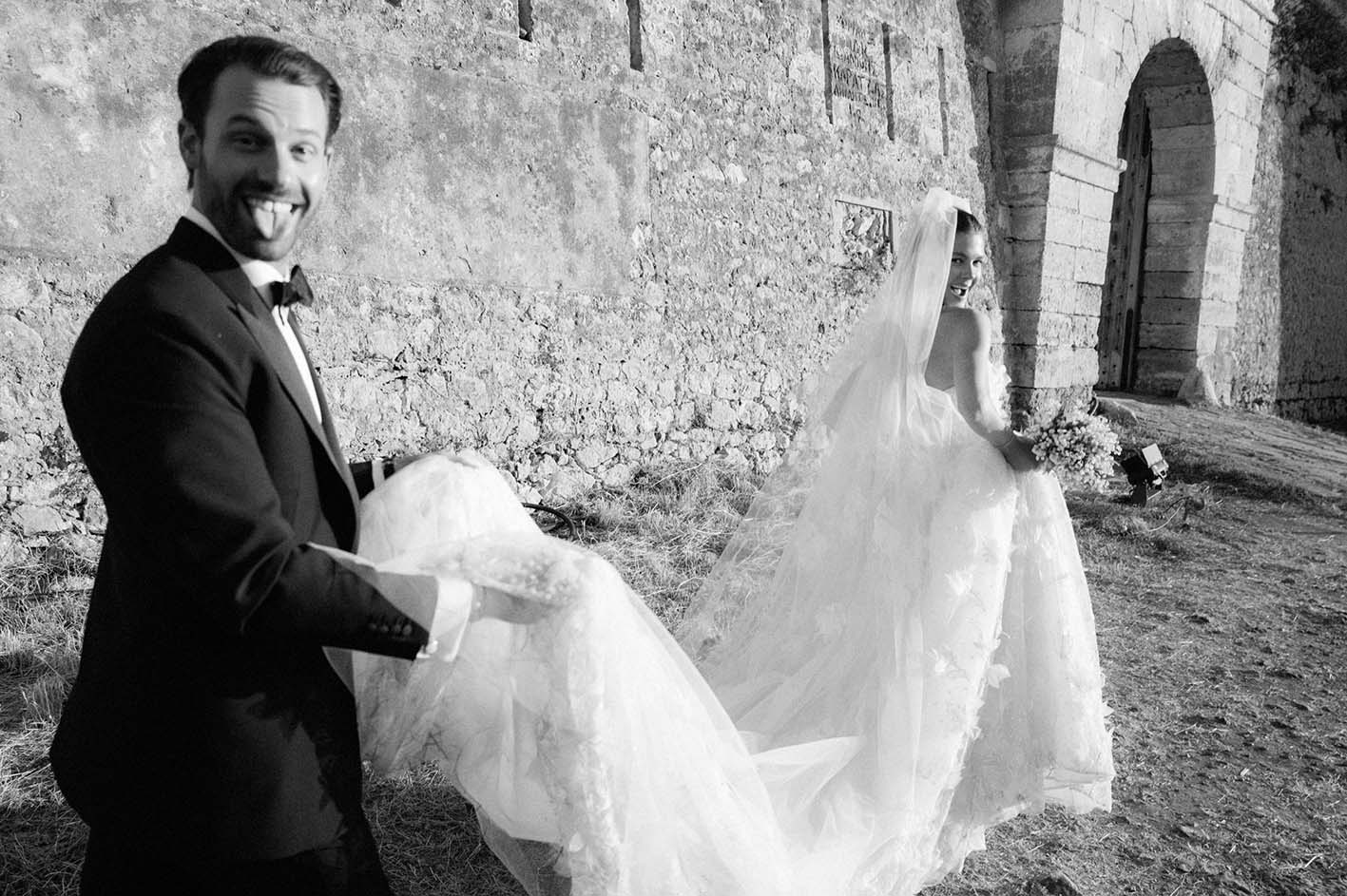 Φωτογραφίες από τον γάμο της με τον Jake Mendwell ανέβασε η Αμαλία Κωστοπούλου στα Social Media.