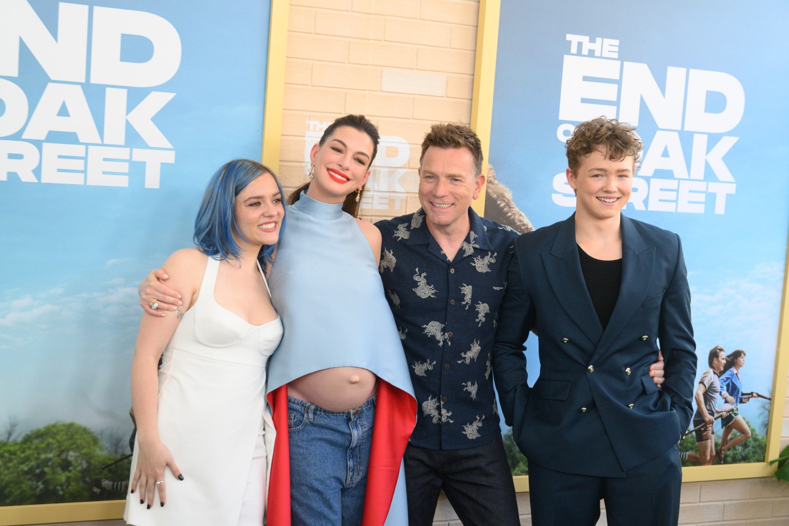 Οι ηθοποιοί Maisy Stella, Anne Hathaway, Ewan McGregor and Christian Convery στην παγκόσμια πρεμιέρα της ταινίας της Warner Bros. Pictures' "The End of Oak Street" στο Steven J. Ross Theater στις 9 Αυγούστου, στο Burbank της Καλιφόρνια.