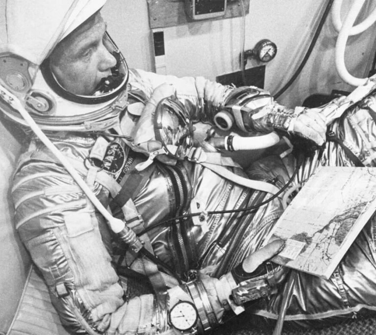 O αστροναύτης John Glenn λίγο πριν την απογείωση... O αστροναύτης John Glenn λίγο πριν την απογείωση της αποστολής Friendship 7 το 1962. Στο δεξί του χέρι φαίνεται το χρονόμετρο Heuer 2915A.