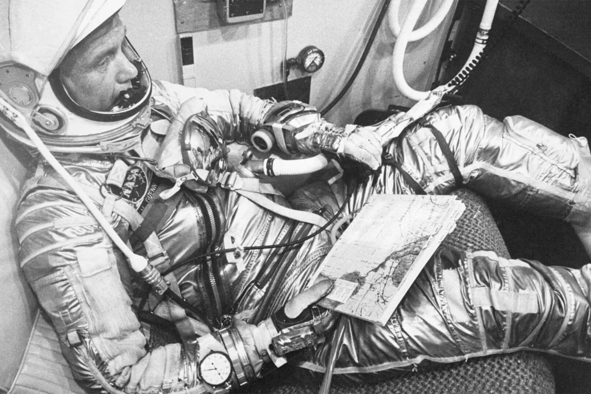 O αστροναύτης John Glenn λίγο πριν την απογείωση... O αστροναύτης John Glenn λίγο πριν την απογείωση της αποστολής Friendship 7 το 1962. Στο δεξί του χέρι φαίνεται το χρονόμετρο Heuer 2915A.