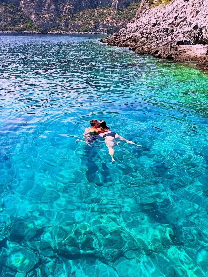Το φιλί της Δανάης Μπάρκα και του Φάνη Μπότση μέσα στη θάλασσα