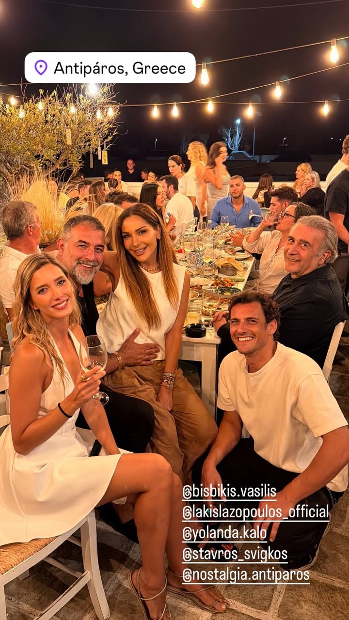 Δέσποινα Βανδή, Βασίλης Μπισμπίκης, Λάκης Λαζόπουλος, Σταύρος Σβήγκος και Γιολάντα Καλογεροπούλου στην Αντίπαρο