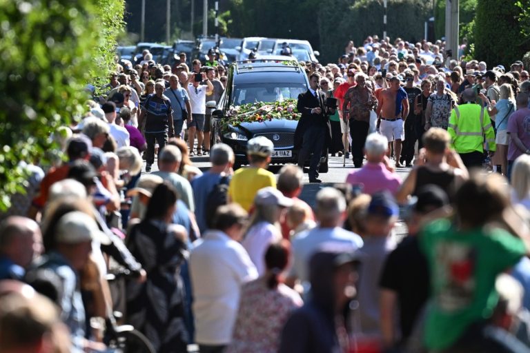 H νεκρώσιμη πομπή κατευθύνεται προς το σπίτι της Bonnie Tyler στην οδό Mumbles από το γραφείο τελετών William Pressdee Funeralcare στις 15 Αυγούστου 2026, στο Swansea της Ουαλίας.