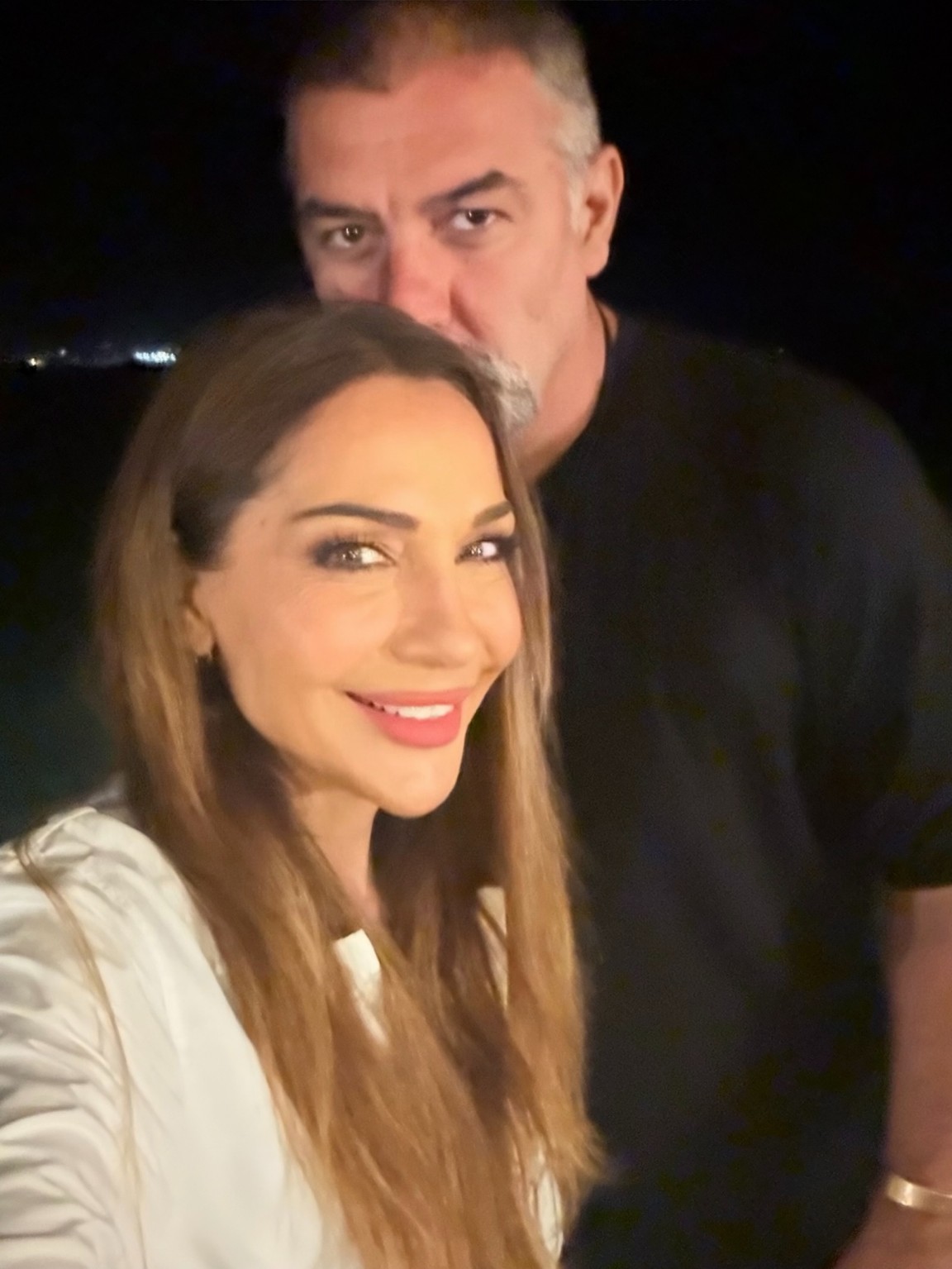 H Δέσποινα Βανδή τον Δεκαπενταύγουστο στην Πάρο με τον Βασίλη Μπισμπίκη.