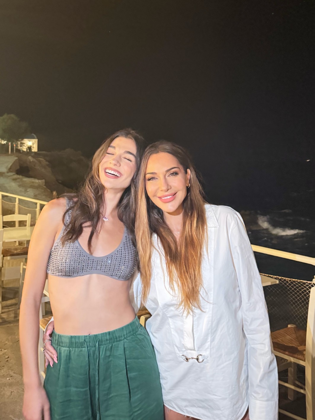 H Δέσποινα Βανδή γιόρτασε στην Πάρο με την κόρη της Μελίνα, τον γιο της Γιώργο και τον αγαπημένο της Βασίλη Μπισμπίκη.