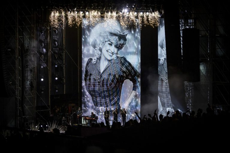 Φωτογραφία της Dolly Parton εκτίθεται στο τέλος της συναυλίας του Robbie Williams στο πλαίσιο της πρώτης ημέρας του Kalorama Music Festival στη Λισσαβώνα, 28 Αυγούστου 2026