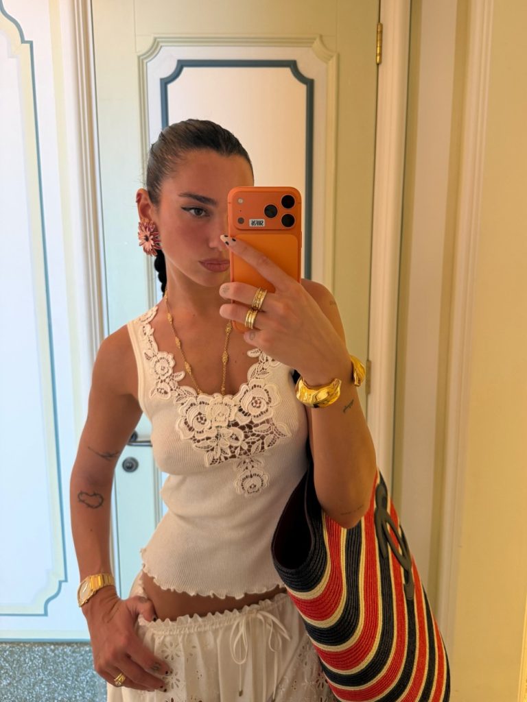 Η Dua Lipa παίρνει selfiε φορώντας το σύνολο chloe.