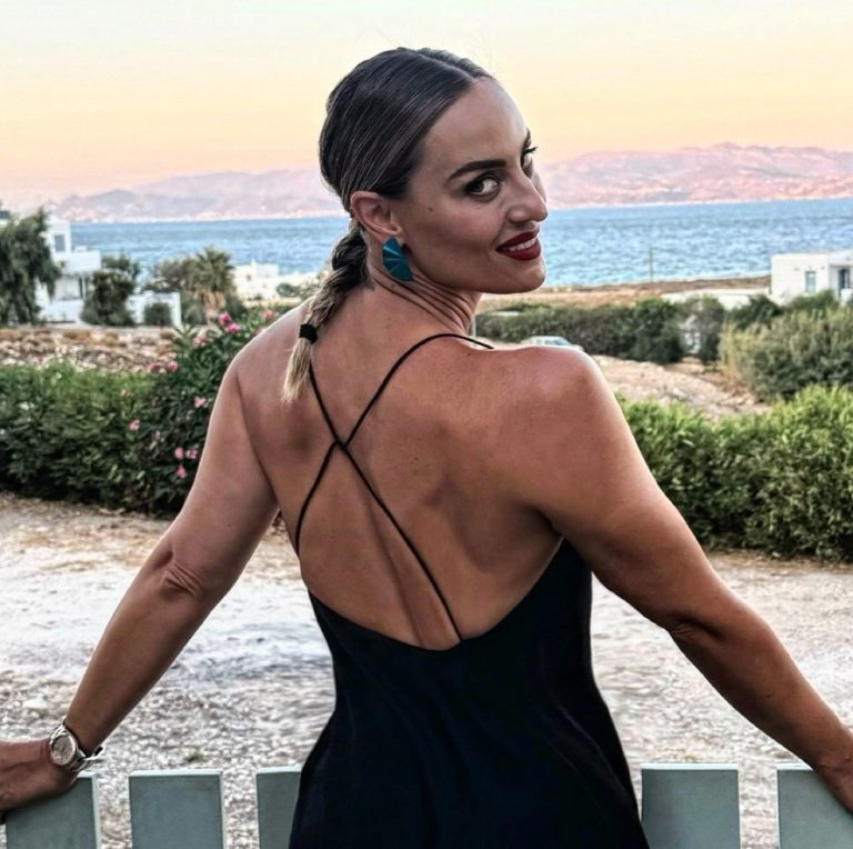 Η Ελέονώρα Μελέτη με μαύρο εξώπλατο φόρεμα