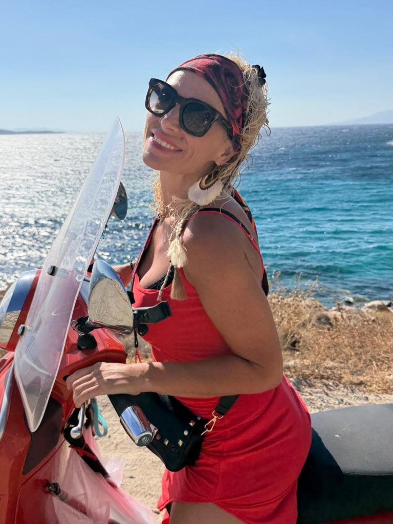 H Ελεωνόρα Ζουγανέλη ποζάρει πάνω στο μηχανάκι της