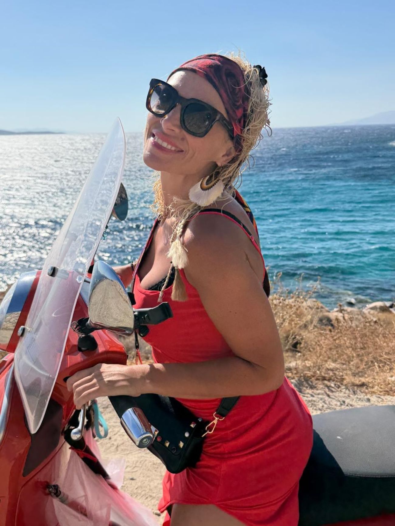 H Ελεωνόρα Ζουγανέλη ποζάρει πάνω στο μηχανάκι της