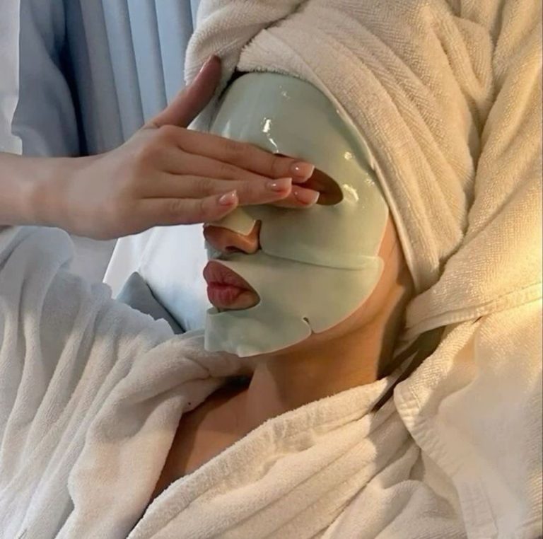 Κοπέλα με face mask K-Beauty