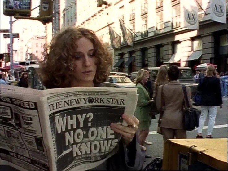 Η Sarah Jessica Parker ως Carrie Bradshaw διαβάζει εφημερίδα στο Sex and the City