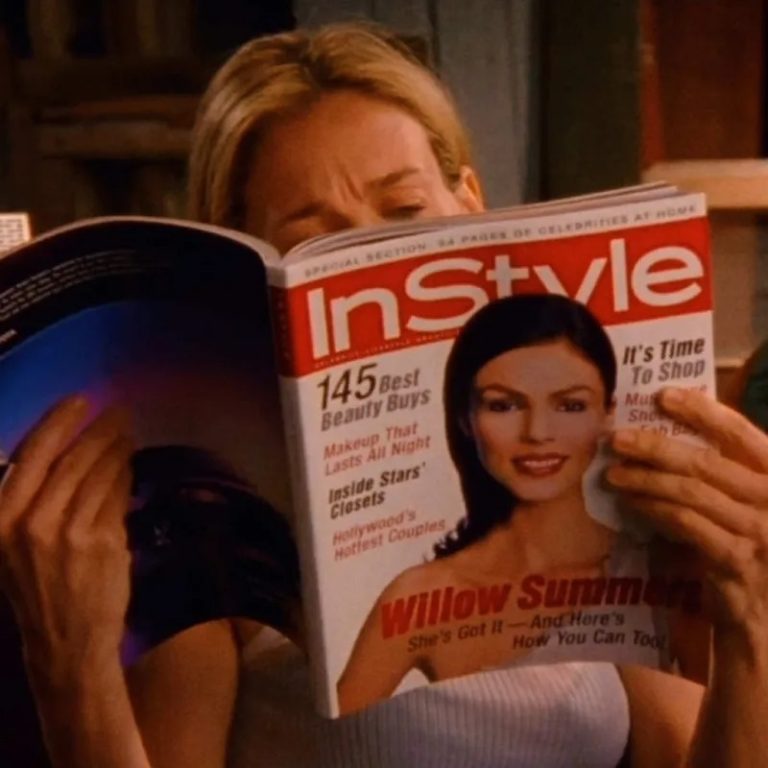 Η Sarah Jessica Parker ως Carrie Bradshaw διαβάζει InStyle