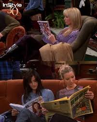 Η Courteney Cox και η Lisa Kudrow στη σειρά FRIENDS διαβάζουν το περιοδικό InStyle και εφημερίδα