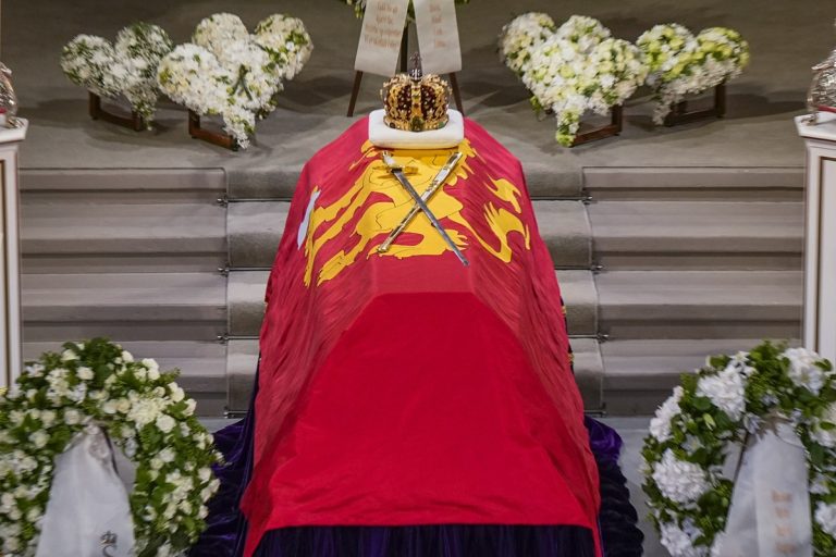 To φέρετρο του βασιλιά Harald μεταφέρθηκε από το Κόκκινο Σαλόνι στο Παρεκκλήσι του Παλατιού στο Όσλο της Νορβηγίας, στις 31 Αυγούστου 2026