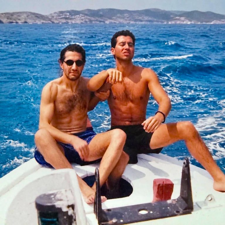 Φοίβος και Δημήτρης Κόκοτας σε σκάφος σε παλιά φωτογραφία