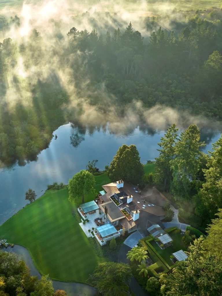 Στο Huka Lodge στη Νέα Ζηλανδία υποστηρίζονται δράσεις φύτευσης και δημιουργίας οικολογικών διαδρόμων για την ενίσχυση της τοπικής βιοποικιλότητας.