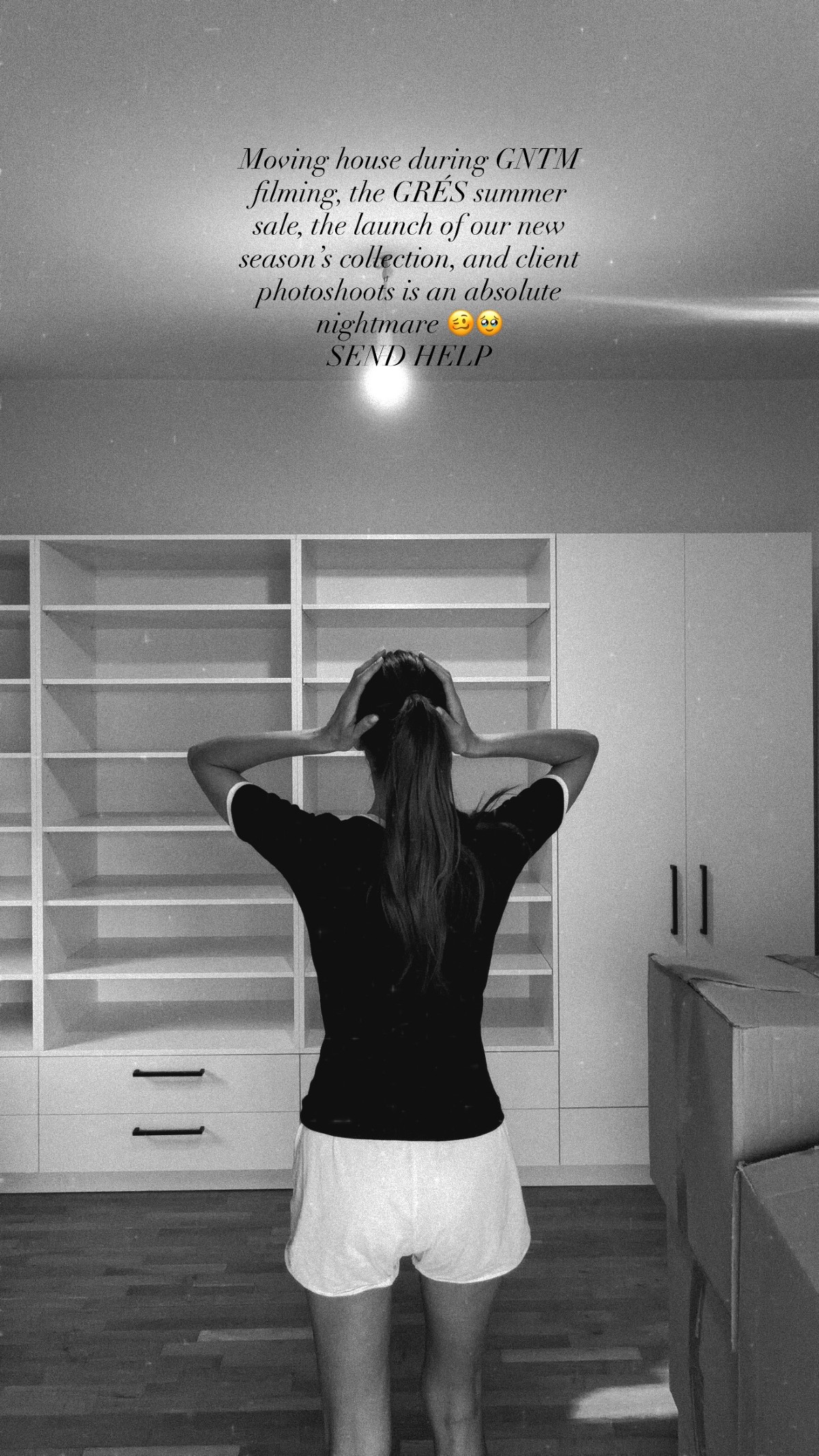 Η Ηλιάνα Παπαγεωργίου σε μετακόμιση στέκεται μπροστά σε άδεια ράφια