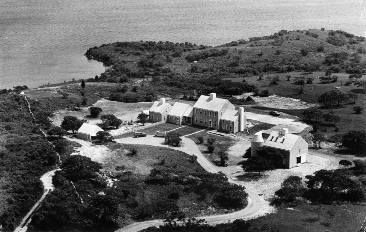 Εργάτες και κηπουροί βάζουν τις τελευταίες πινελιές στο νέο σπίτι της Τζάκι Ωνάση στο νότιο άκρο του αμπελώνα της Μάρθας στις 9 Ιουλίου 1991. Φωτογραφίες από το εξοχικό, το οποίο βρίσκεται σε μια έκταση 356 στρεμμάτων. Το συγκρότημα περιλαμβάνει την κύρια κατοικία, τον ξενώνα με σιλό και γκαράζ, καθώς και ένα ξεχωριστό γκαράζ και ένα βοηθητικό κτίριο. Η κατοικία αξίας 3 εκατομμυρίων δολαρίων βρίσκεται στη λίμνη Squibnocket Pond στο Chilmark και έχει θέα στον Ατλαντικό Ωκεανό.