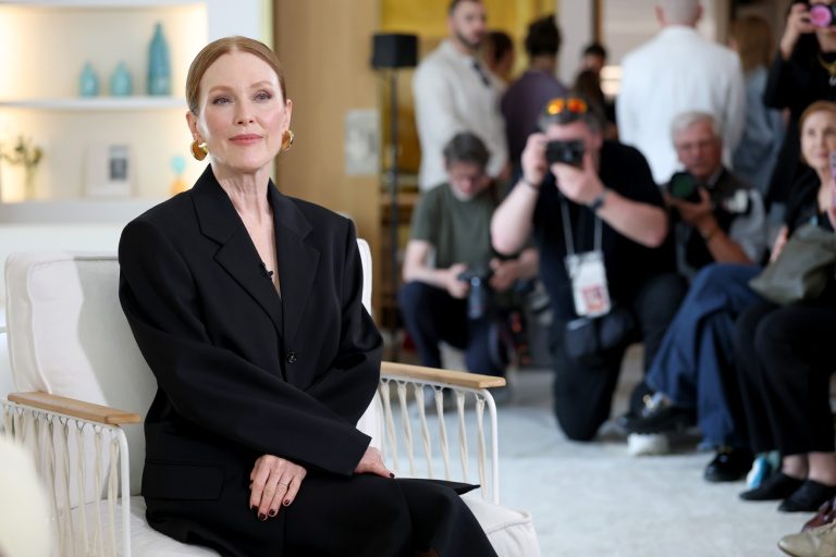 Η Julianne Moore ποζάρει κατά τη διάρκεια της φωτογράφισης Kering Women in Motion: Julianne Moore στο 79ο ετήσιο Φεστιβάλ Κινηματογράφου των Καννών στο Carlton Hotel στις 16 Μαΐου 2026.