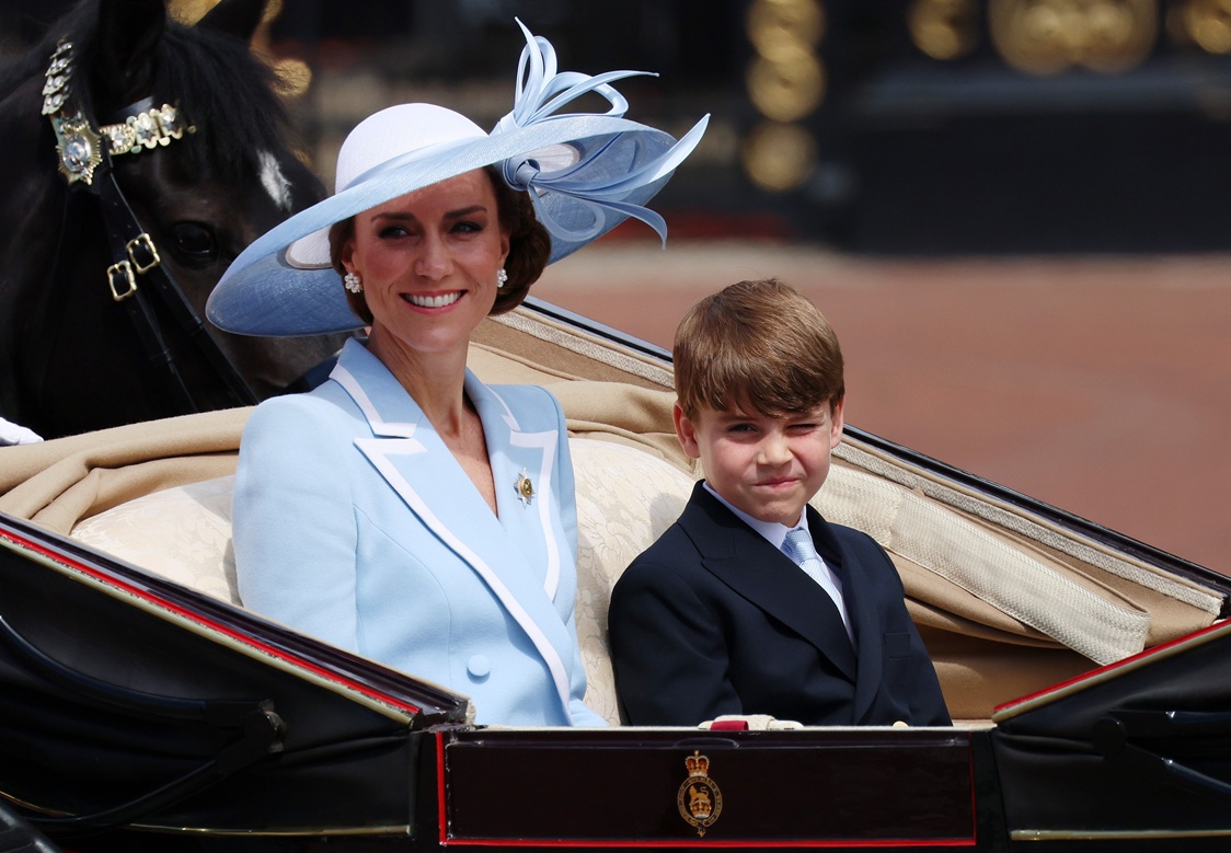 Η Kate Middleton και ο γιος της, πρίγκιπας Louis αποχωρούν με άμαξα από τα Ανάκτορα του Μπάκιγχαμ στο πλαίσιο του Trooping the Colour, 13 Ιουνίου 2026