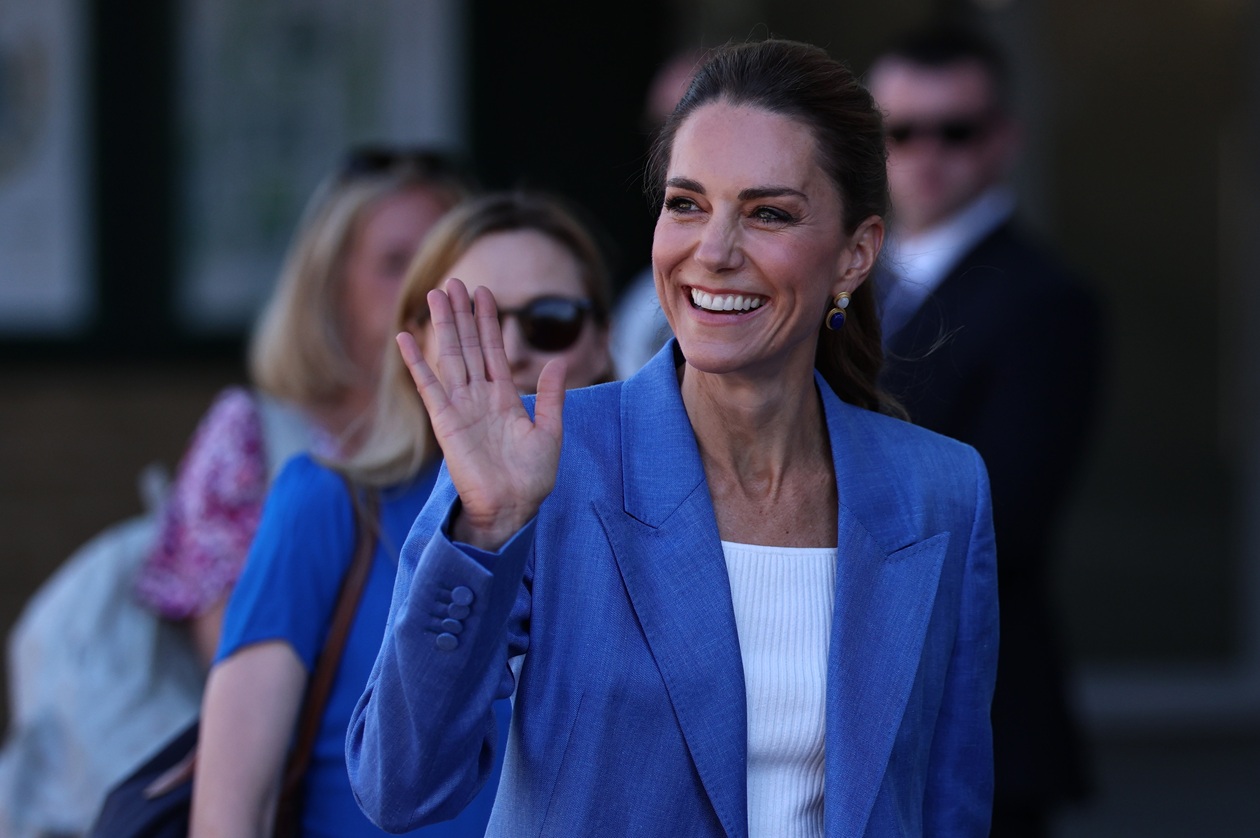 Η Kate Middleton χαιρετά το πλήθος καθώς φθάνει στο Wimbledon Championships στο Λονδίνο, 2 Ιουλίου 2026