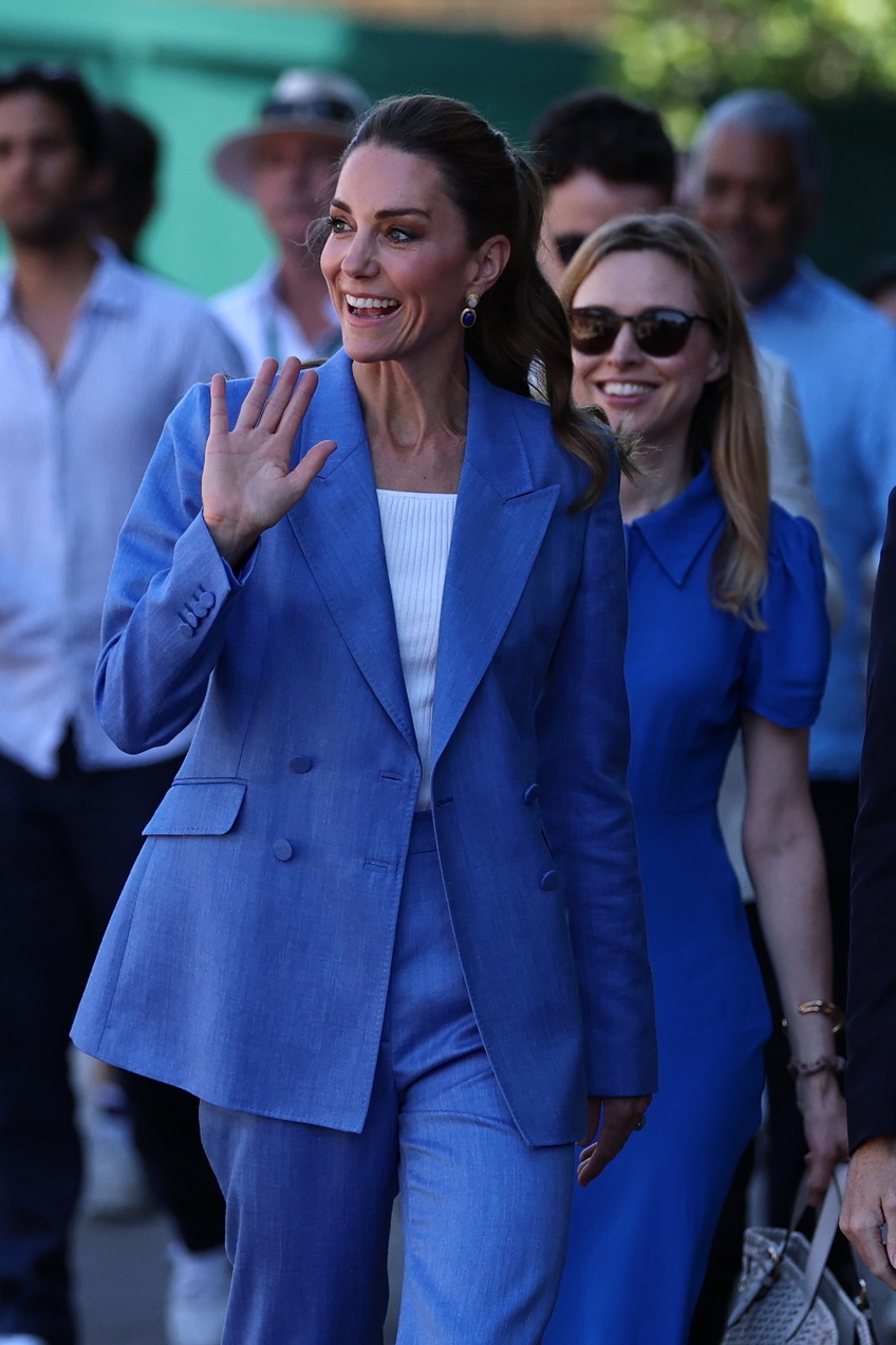 Η Kate Middleton χαιρετά το πλήθος καθώς φθάνει στο Wimbledon Championships στο Λονδίνο, 2 Ιουλίου 2026