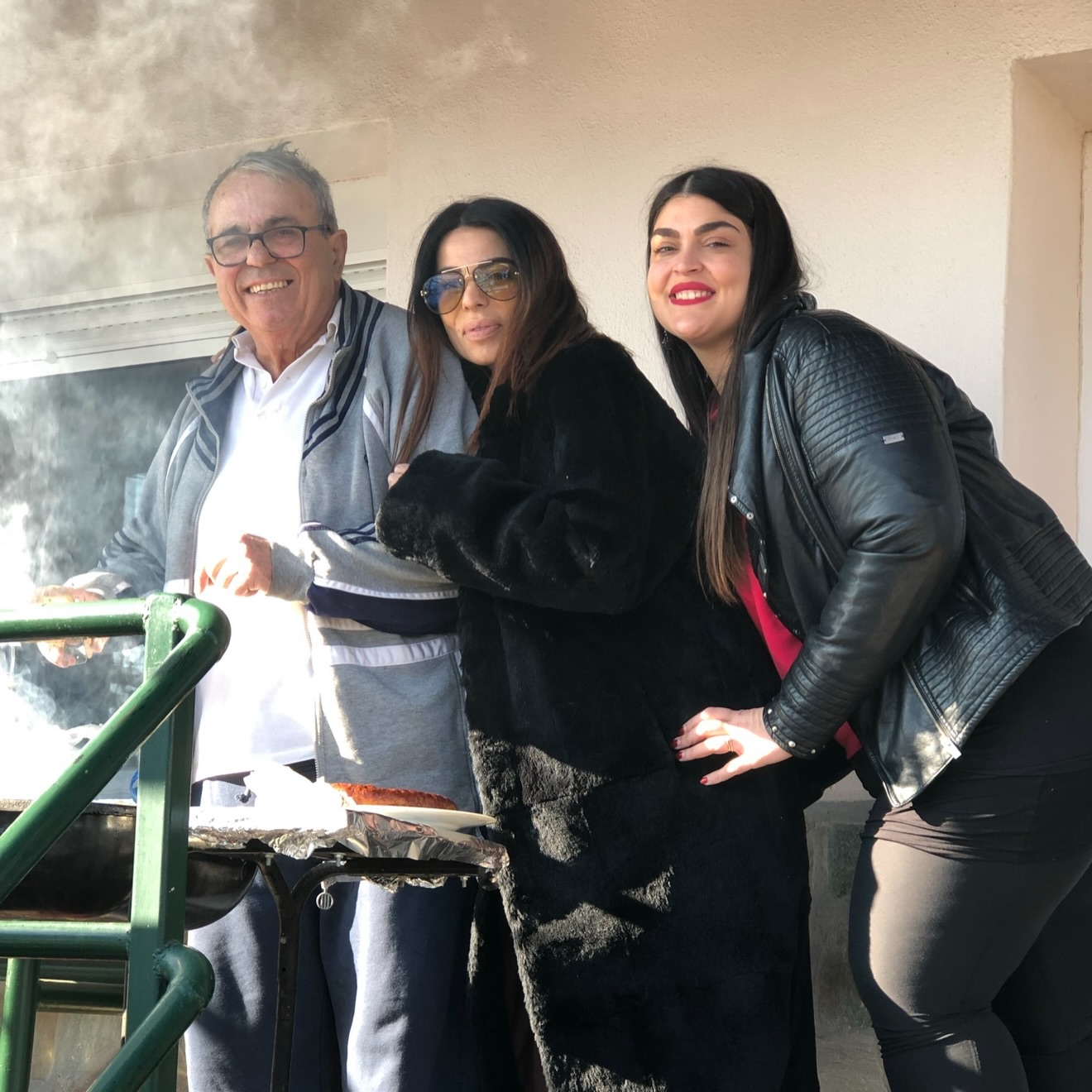 Η Κέλλυ Κελεκίδου με τον πατέρα της να μαγιερεύει μαζί με την αδελφή της. Η φωτογραφία ήταν ανάμεσα σε αυτές που ανέβασε η τραγουδίστρια για την έβδομη επέτειο θανάτου του πατέρα της. 