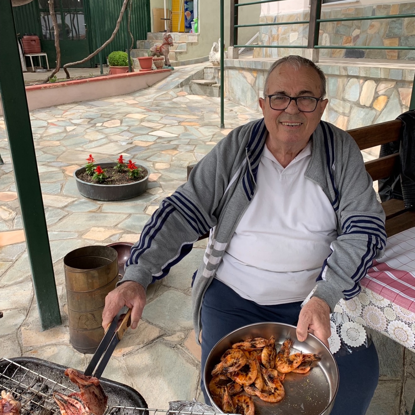 Ο πατέρας της Κέλλυς Κελεκίδου μαγειρεύει.