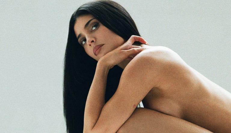 H νέα καμπάνια της Khy από την Kylie Jenner. Φωτογραφίζεται γυμνή και παρουσιάζει τα πρώτα της παπούτσια