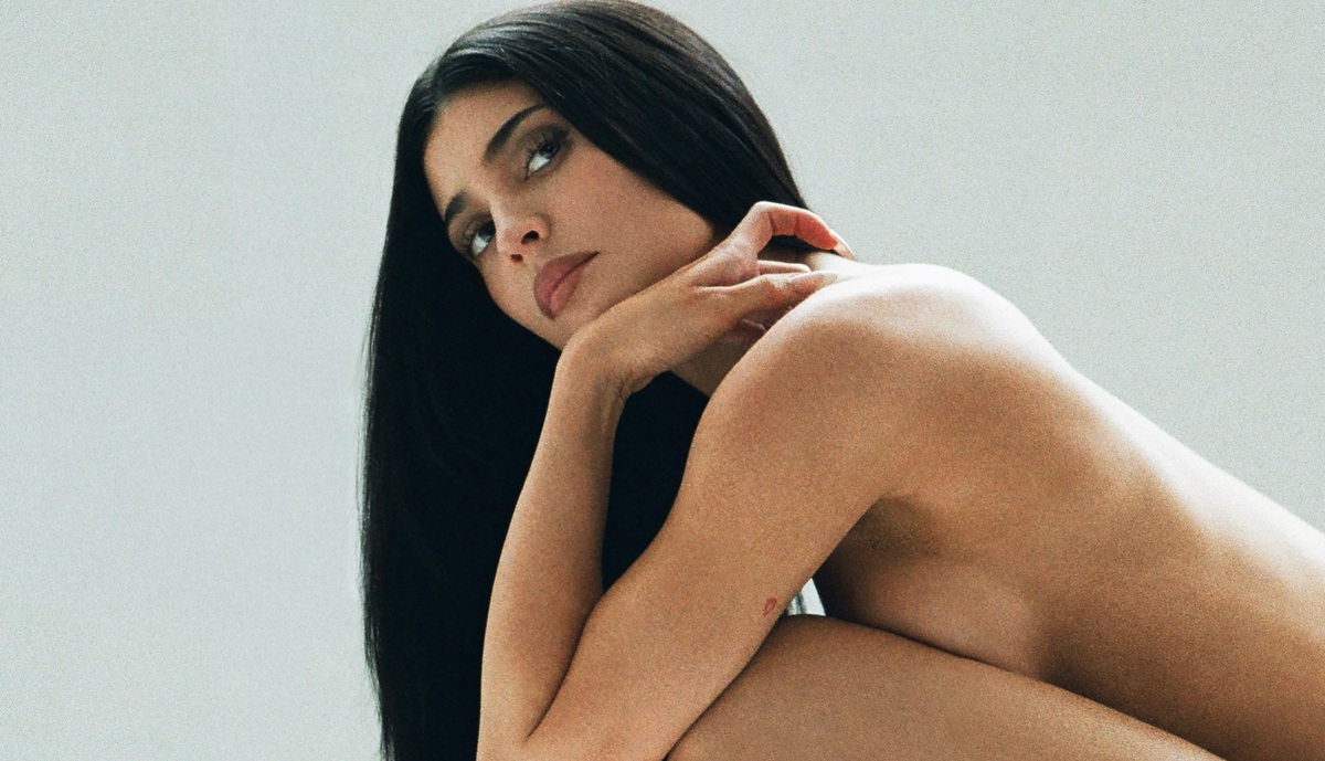 H νέα καμπάνια της Khy από την Kylie Jenner. Φωτογραφίζεται γυμνή και παρουσιάζει τα πρώτα της παπούτσια