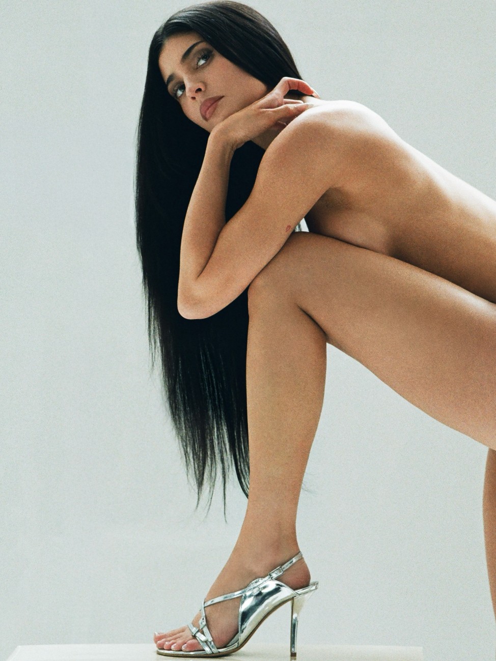 H νέα καμπάνια της Khy από την Kylie Jenner. Φωτογραφίζεται γυμνή και παρουσιάζει τα πρώτα της παπούτσια