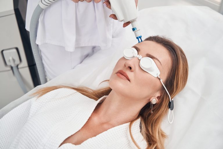 Θεραπεία προσώπου με laser - Γυναίκα φοράει προστατευτικά γυαλιά
