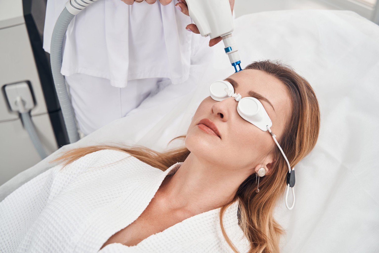 Θεραπεία προσώπου με laser - Γυναίκα φοράει προστατευτικά γυαλιά