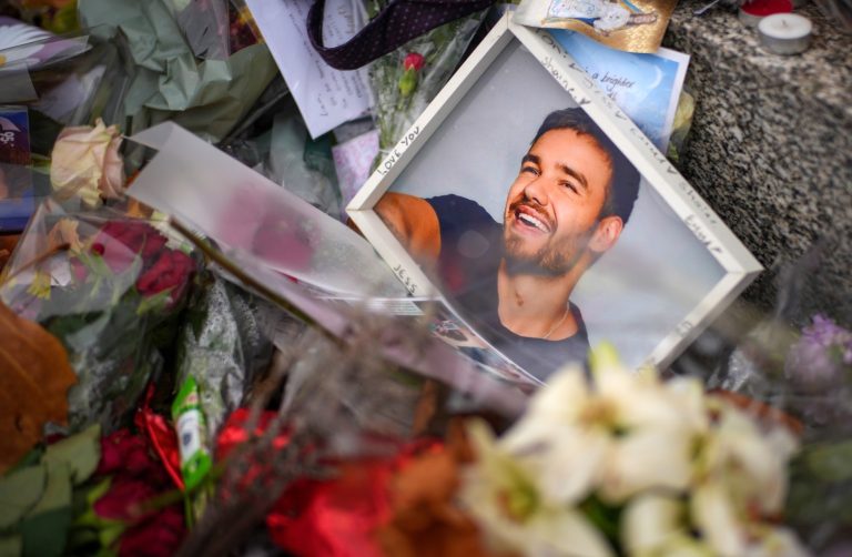 Λουλούδια και αντικείμενα φόρος τιμής για τον Liam Payne των One Driection έχουν αφεθεί δίπλα στο άγαλμα της Lady Wulfrun έξω από την Κολλεγιακή Εκκλησία του Αγίου Πέτρου στις 5 Νοεμβρίου 2024 στο Γουλβερχάμπτον της Αγγλίας. Οι θαυμαστές του Liam Payne ζητούν την ανέγερση ενός μόνιμου μνημείου στο Γουλβερχάμπτον, την πατρίδα του πρώην σταρ των One Direction. Ο Payne έπεσε τραγικά από το μπαλκόνι ενός ξενοδοχείου στο Μπουένος Άιρες στις 16 Οκτωβρίου.