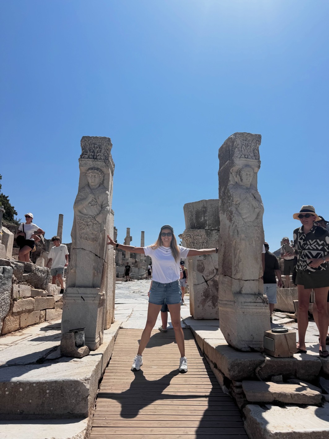 H Μαριέττα Χρουσαλά στην Αρχαία Έφεσο.