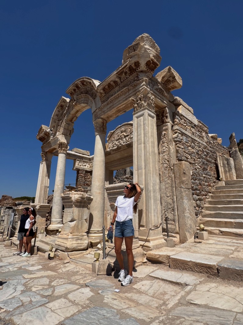 H Μαριέττα Χρουσαλά στην Αρχαία Έφεσο.