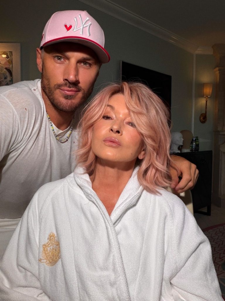H Martha Stewart & o Chris Appleton με το νέο χρώμα των μαλλιών της.