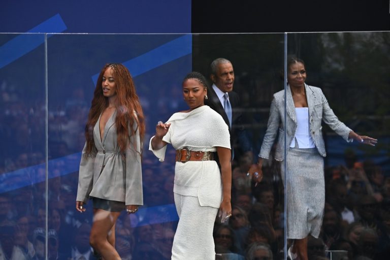 H Sasha Obama, Malia Obama, o πρώην πρόεδρος των ΗΠΑ Barack Obama και η πρώην Πρώτη Κυρία, Michelle Obama στα εγκαίνια του Obama Presidential Center στο Σικάγο, 18 Ιουνίου 2026