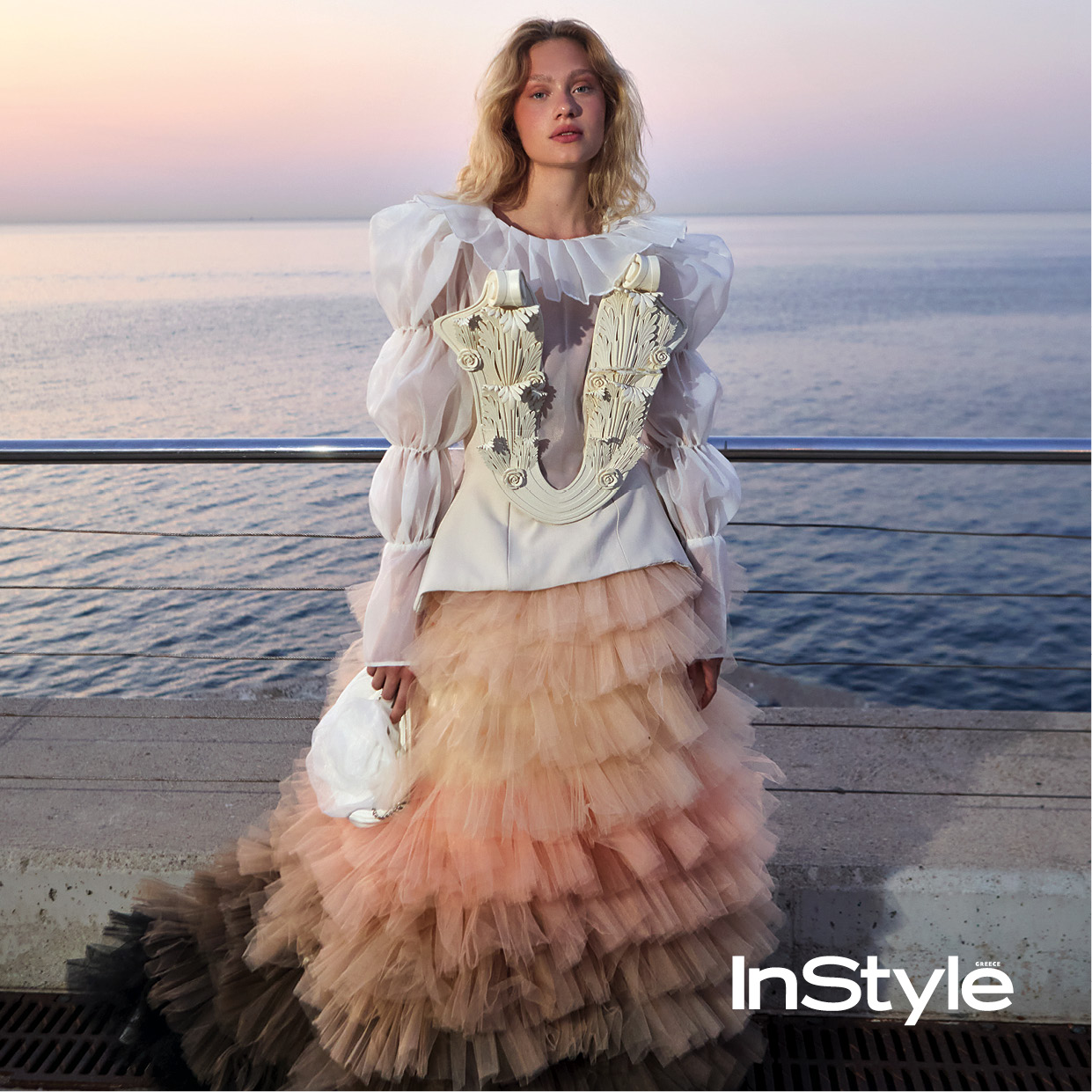 Mix and match styling με συνδυασμό καλοκαιρινών και φθινοπωρινών ρούχων για τη μεταβατική περίοδο