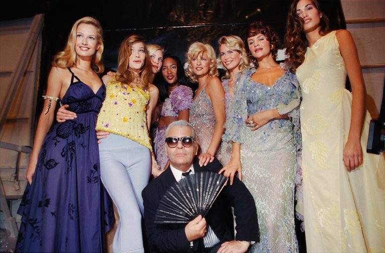 O Karl Lagerfeld φωτογραφίζεται μαζί με τα supermodels, Karen Mulder, Carla Bruni, Nadja Auermann, Naomi Campbell, Linda Evangelista, Claudia Schiffer and Helena Christensen μετά την επίδειξη Chloe Ready to Wear για την Άνοιξη Καλοκαίρι 1995 στην εβδομάδα μόδας στο Παρίσι στις 10 Οκτωβρίου 1994.