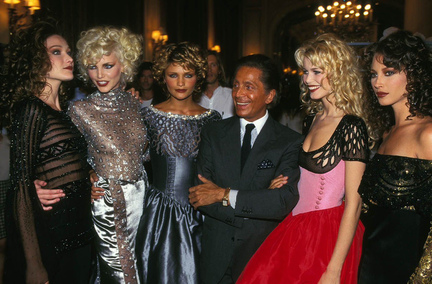 Τα supermodels Helena Christensen, Carla Bruni, Nadja Auermann, Claudia Schiffer και Christy Turlington με τον Valentino Garavani, μετά την επίδειξη Υψηλής Ραπτικής Φθινόπωρο Χειμώνας 1994-5 στο Παρίσι.