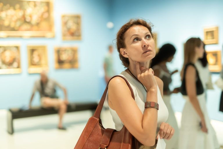 Γυναίκα επισκέπτεται μουσείο