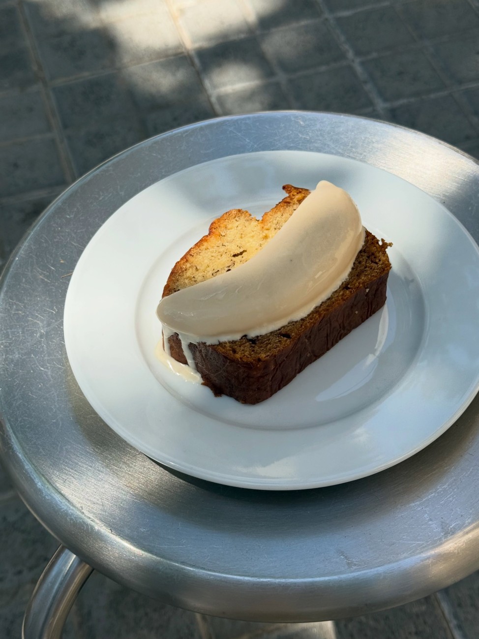 Tο banana bread του café συνοδεύεται από παγωτό με γεύση καμένου βουτύρου (toasted bread) και σχήμα μπανάνας.