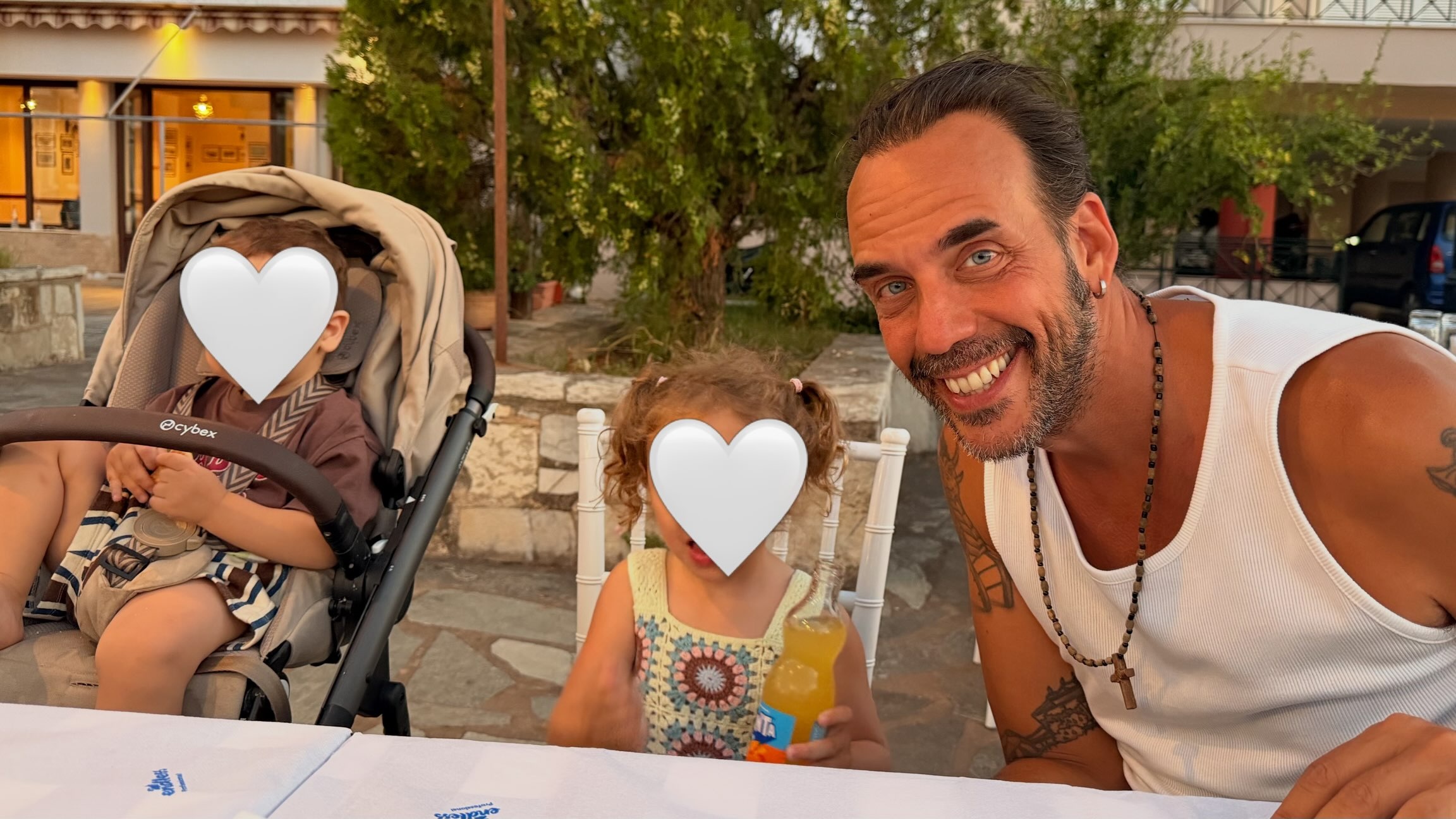 Ο Πάνος Μουζουράκης μαζί με την κόρη και τον γιο στις καλοκαιρινές διακοπές 2026.