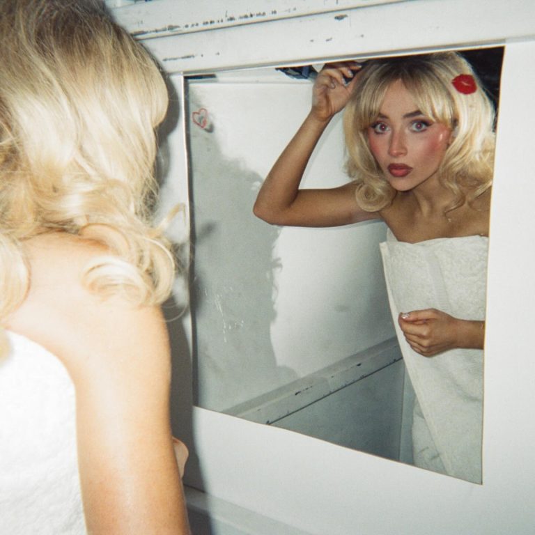 H Sabrina Carpenter μπροστά στον καθρέφτη.