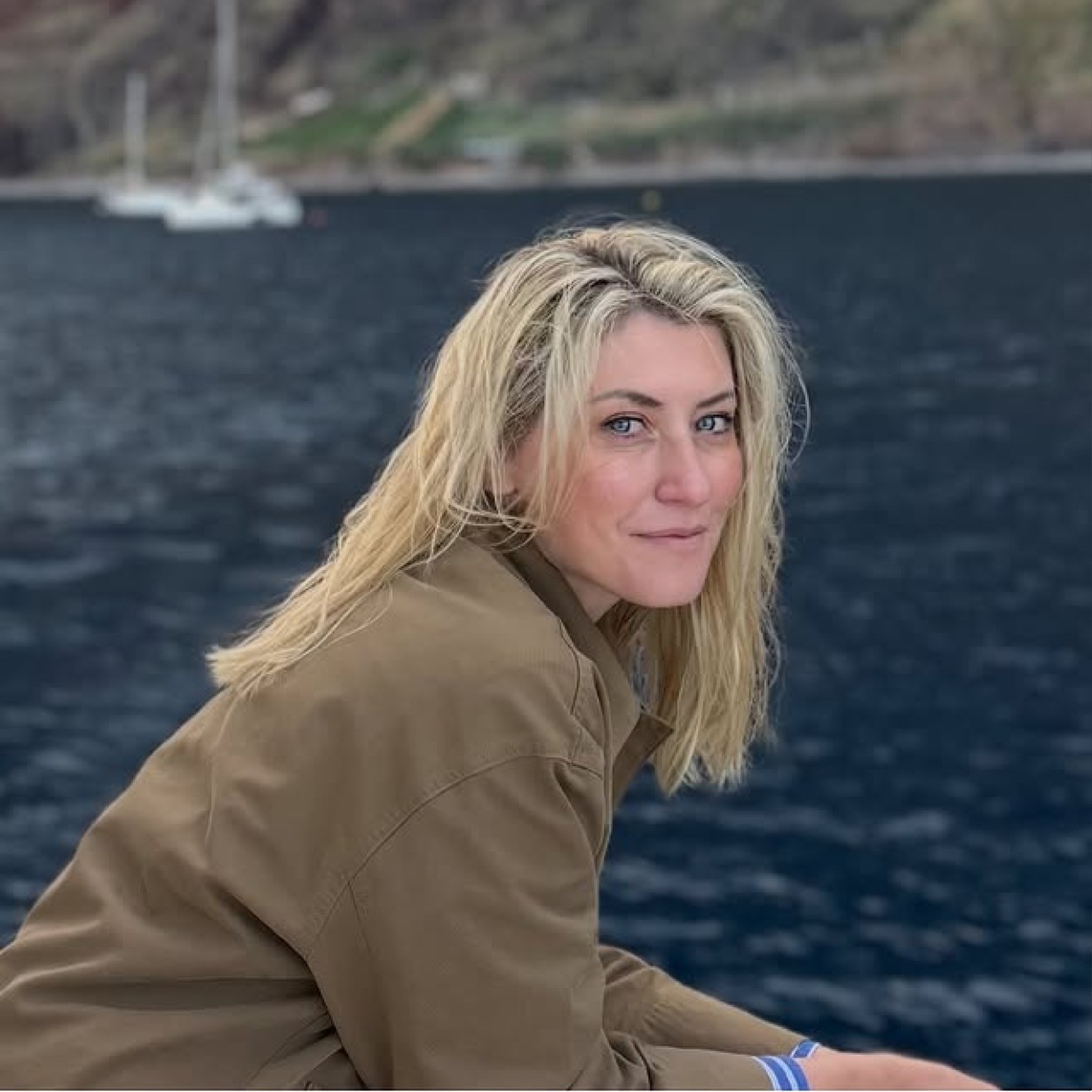 Η Σία Κοσιώνη με βρεγμένα μαλλιά στις διακοπές