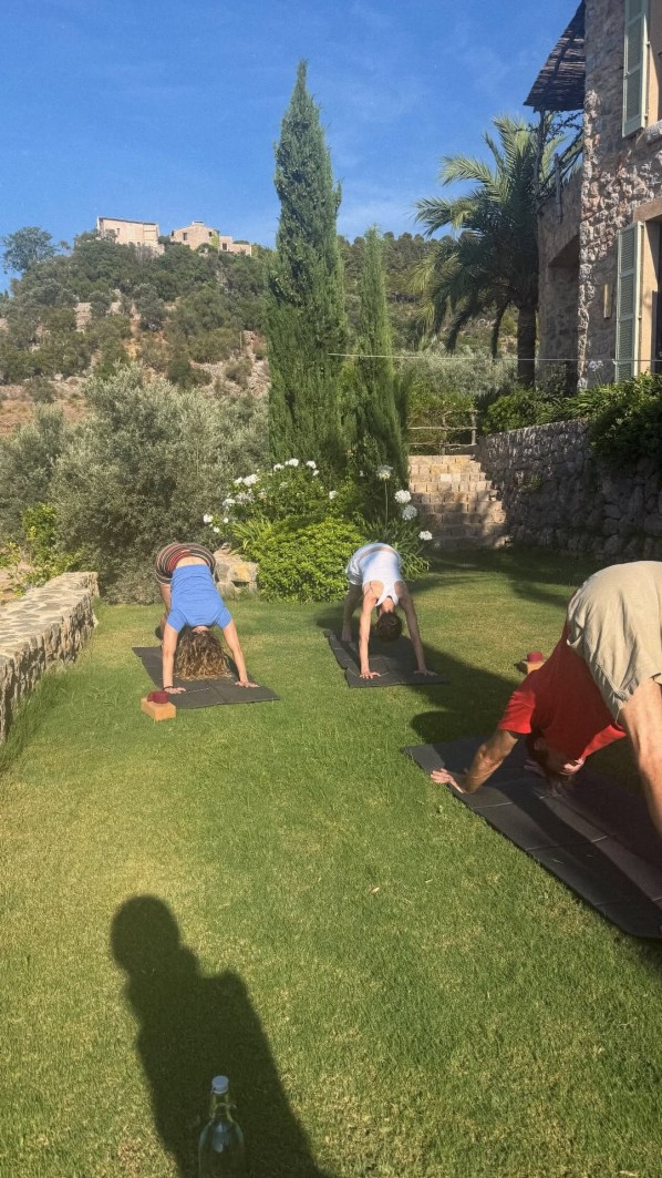 Η Sienna Miller συμμετέχει ακόμη και σε μια υπαίθρια συνεδρία γιόγκα.
